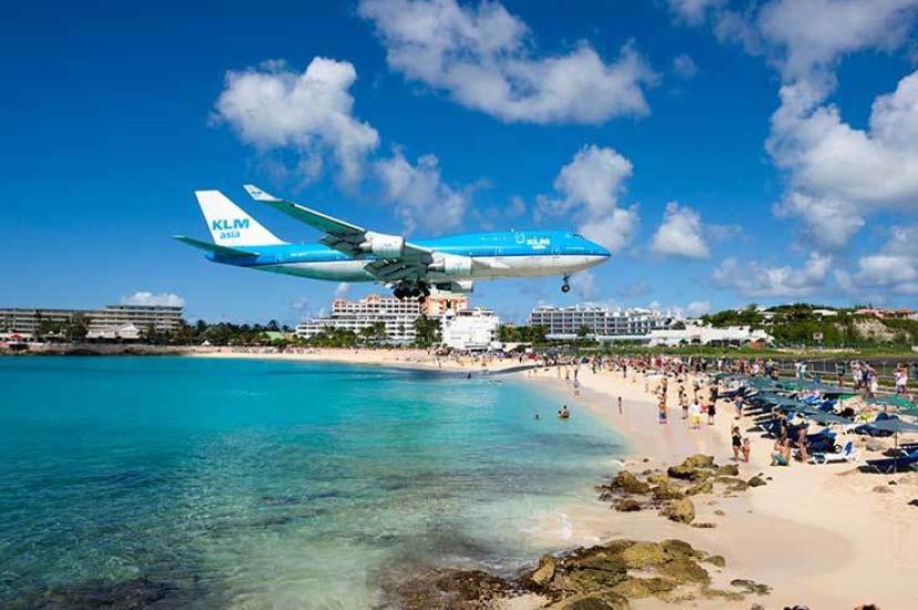 KLM flight coming in low over the beach