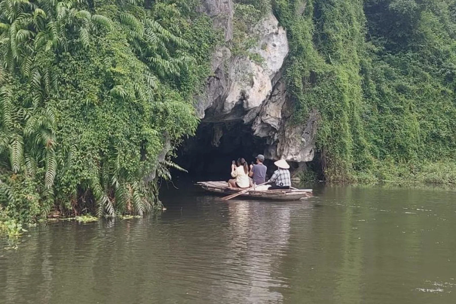 Bamboo raft ride Ninh Binh