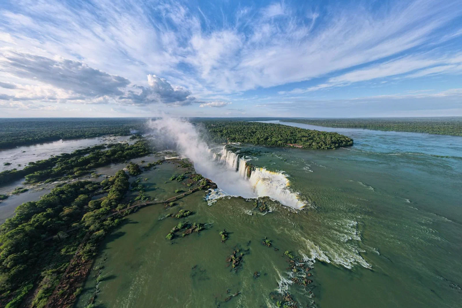 Foz do Iguaçu is the gateway to Iguaçu National Park, a UNESCO World Heritage Site, and combines intense, sensory, and unforgettable experiences