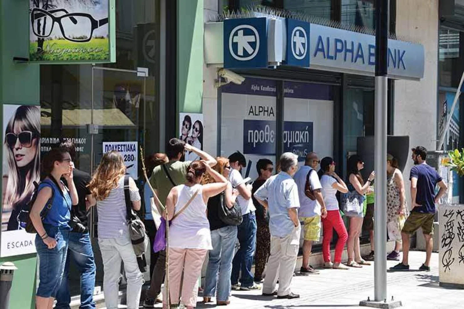 Greece cashpoint queue ThinkstockPhotos-483172296
