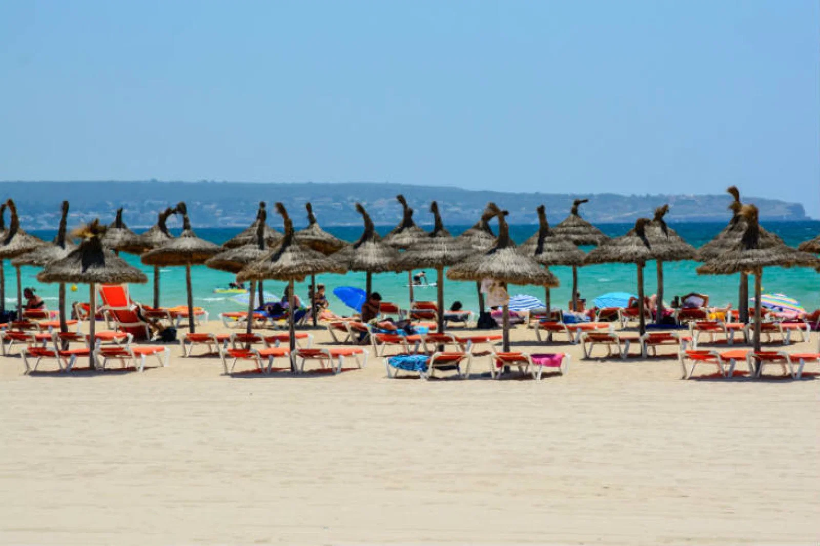 tourists beach majorca ThinkstockPhotos-507117598