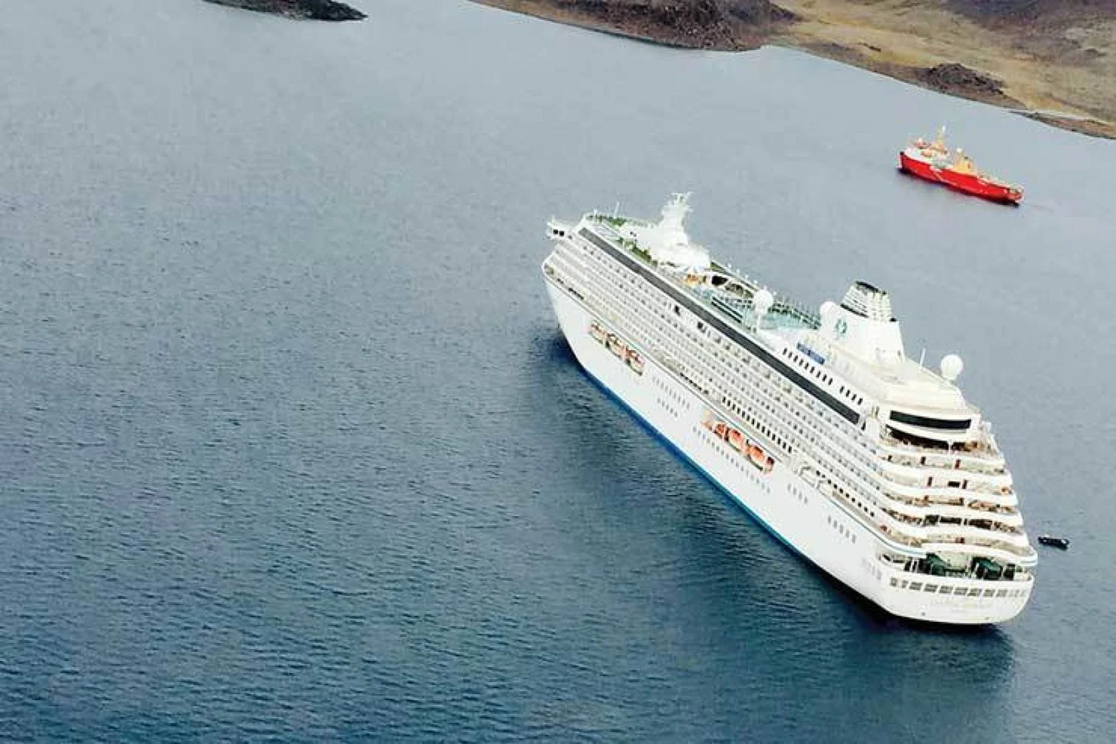 Crystal Serenity Arrival in Ulukhaktok