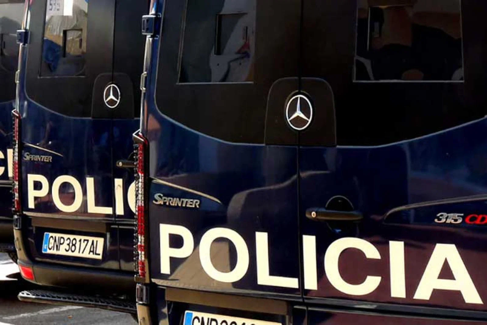 Policia vans