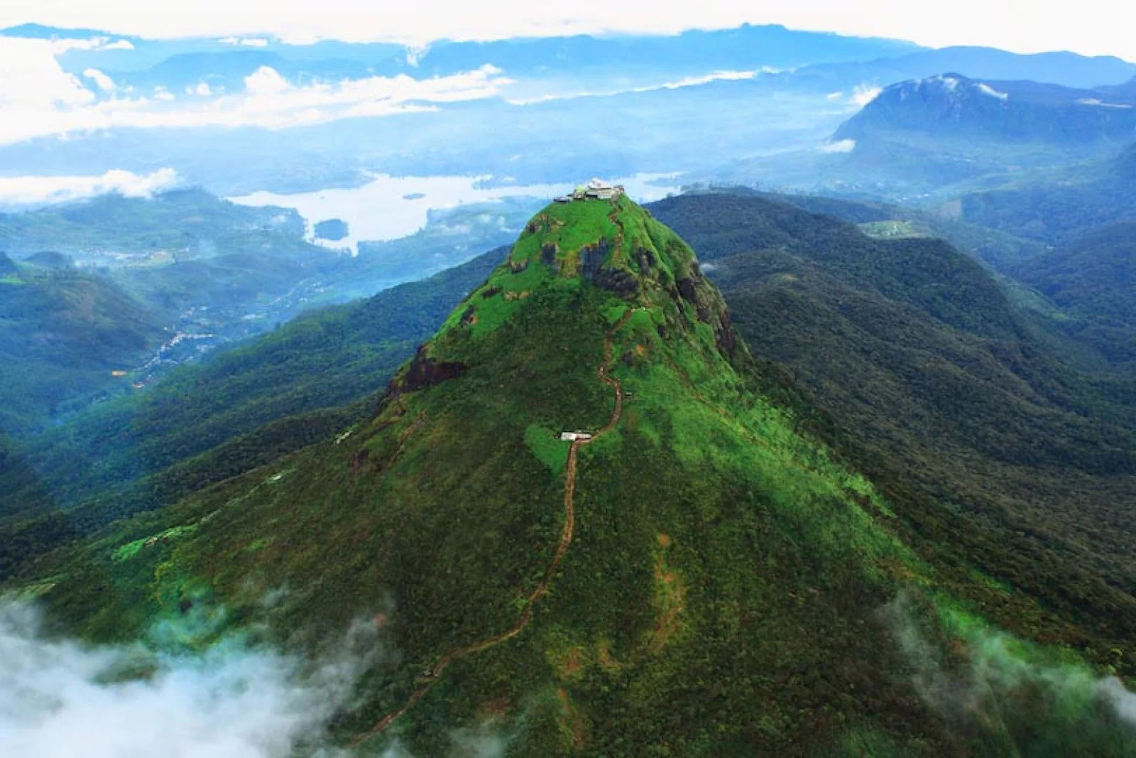 Adam's Peak in Sri Lanka: the tourist office is keep to get operators back