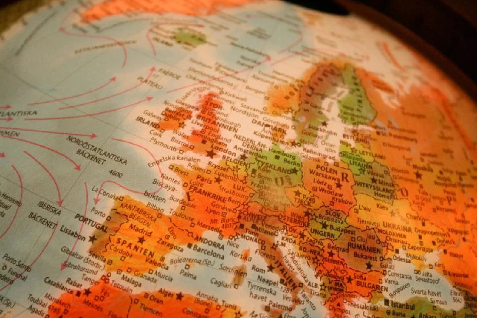 European travel groups say a "lack of co-ordination" on Covid restrictions is crippling the sector