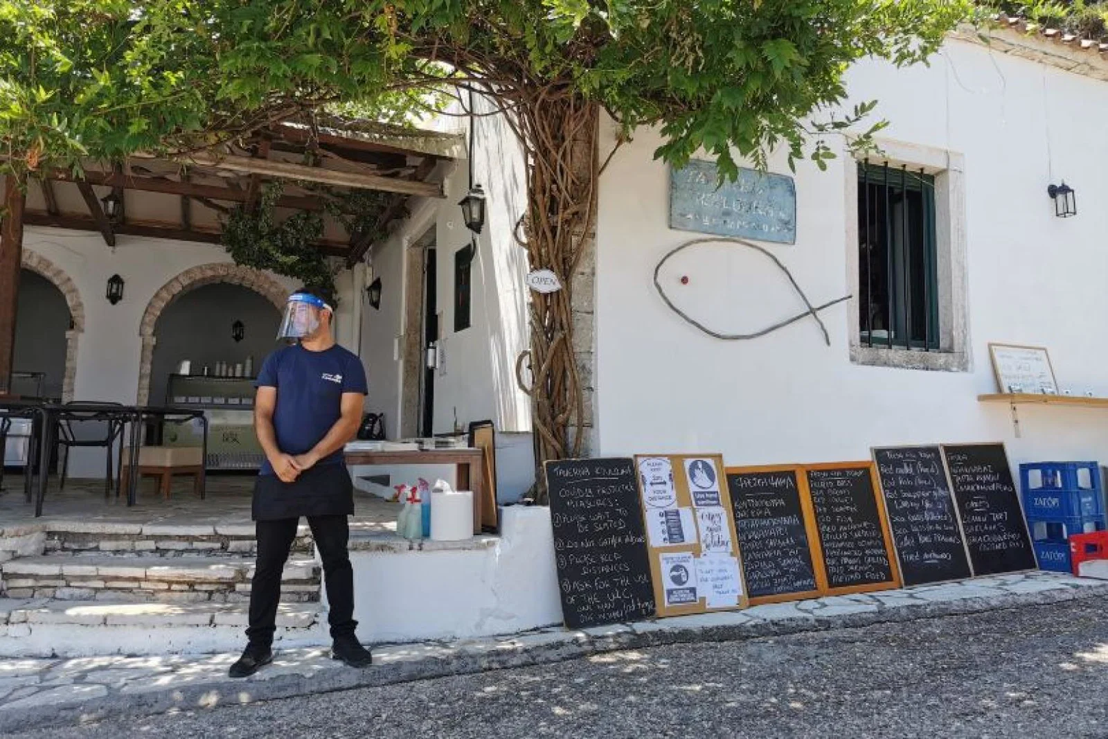 Taverna and cafe-bar staff now wear face shields
