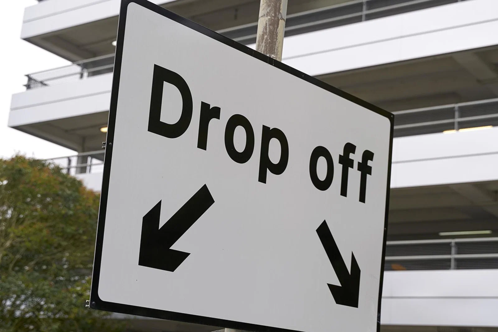 Dropping off at Gatwick now costs a minimum £5
