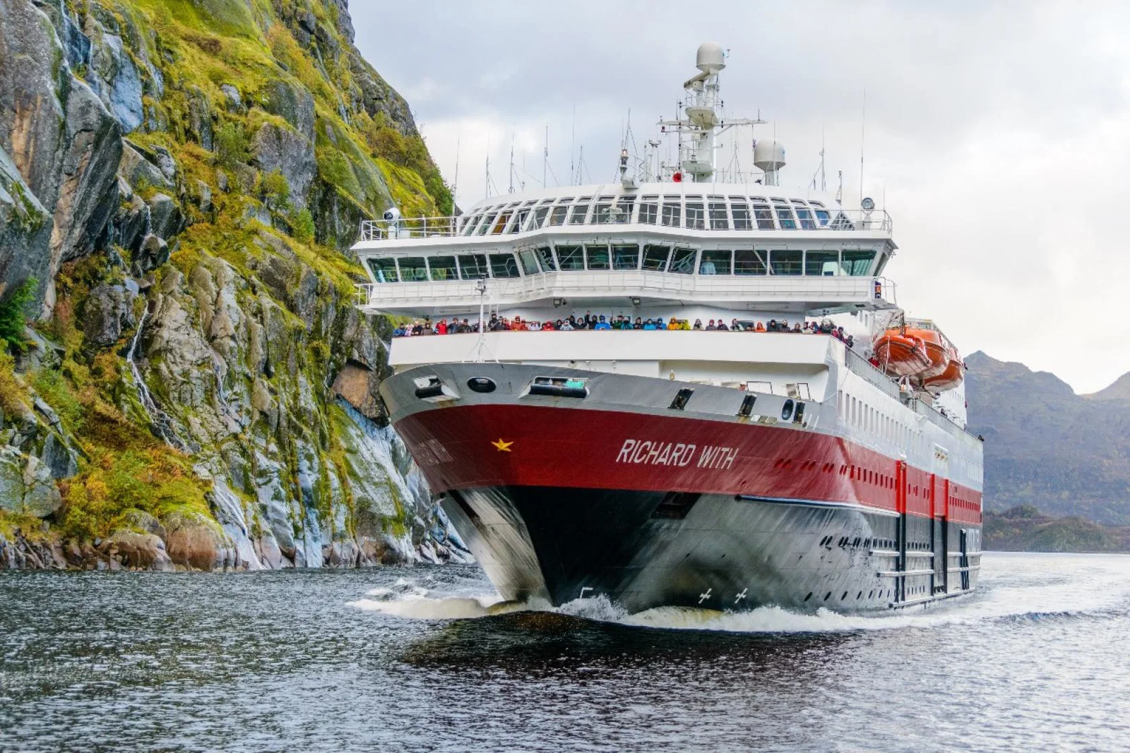 All ships operating the cruises have onboard guides that hold lectures and organise activities