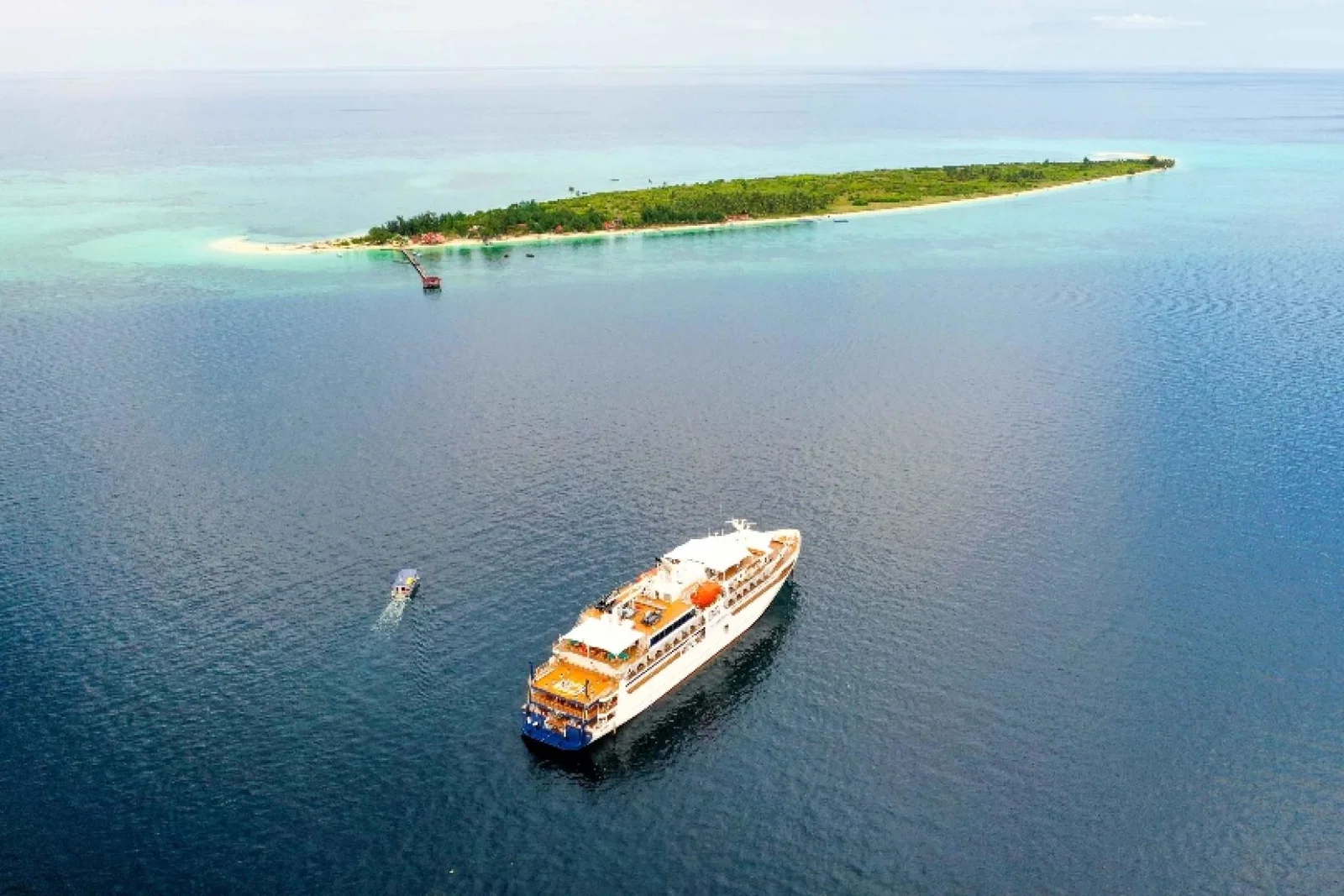 Coral Expeditions' Coral Adventurer & Xplorer 