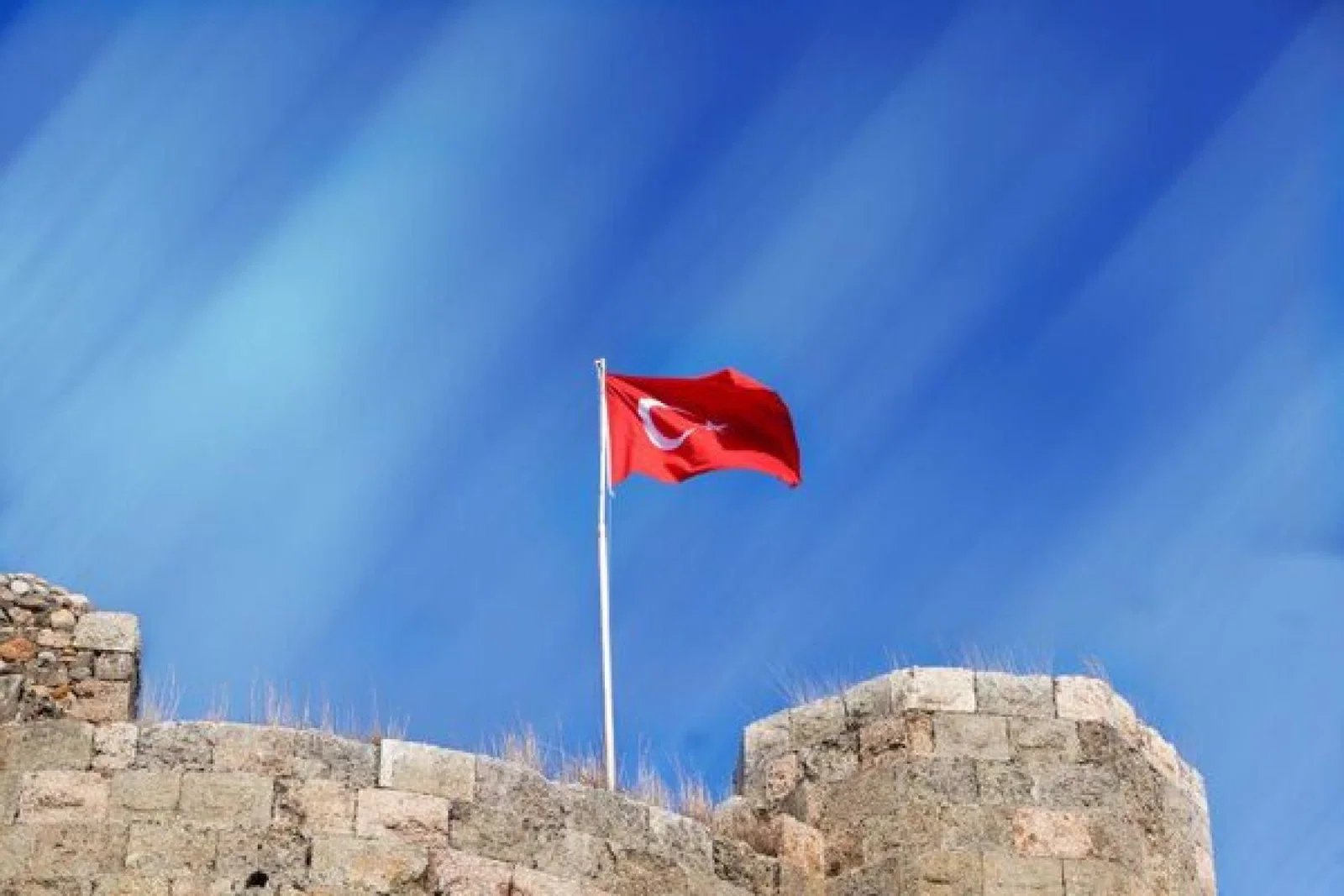 Turkey flag pexels-rahmi-aksöz-7847031 (Credit: Rahmi Aksoz / Pexels)