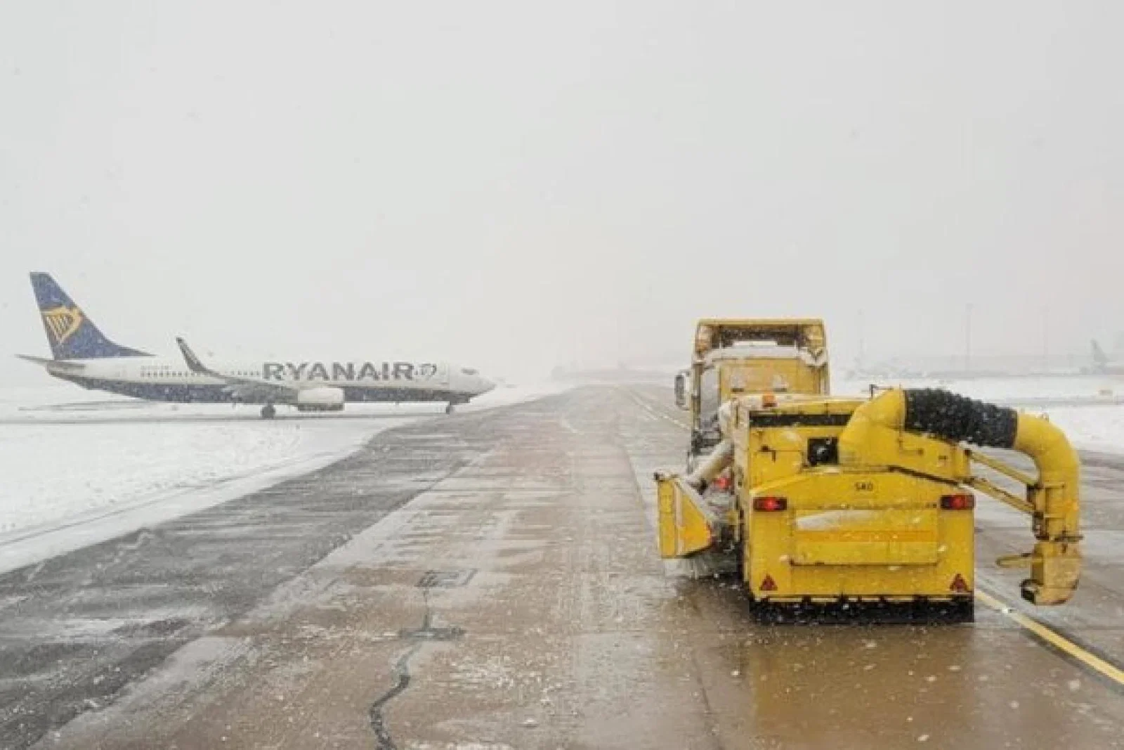 Birmingham Airport Snow March 2023 (Credit: @BHX_Official / Twitter)