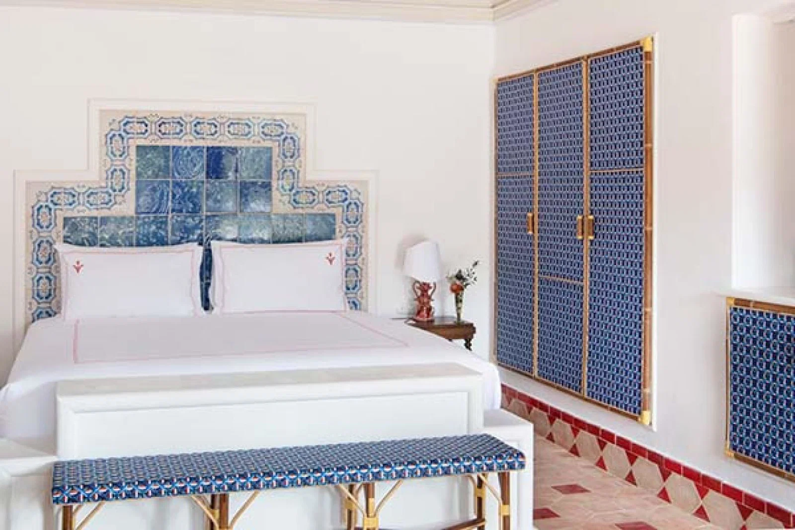 Geometric patterns feature across Vermelho