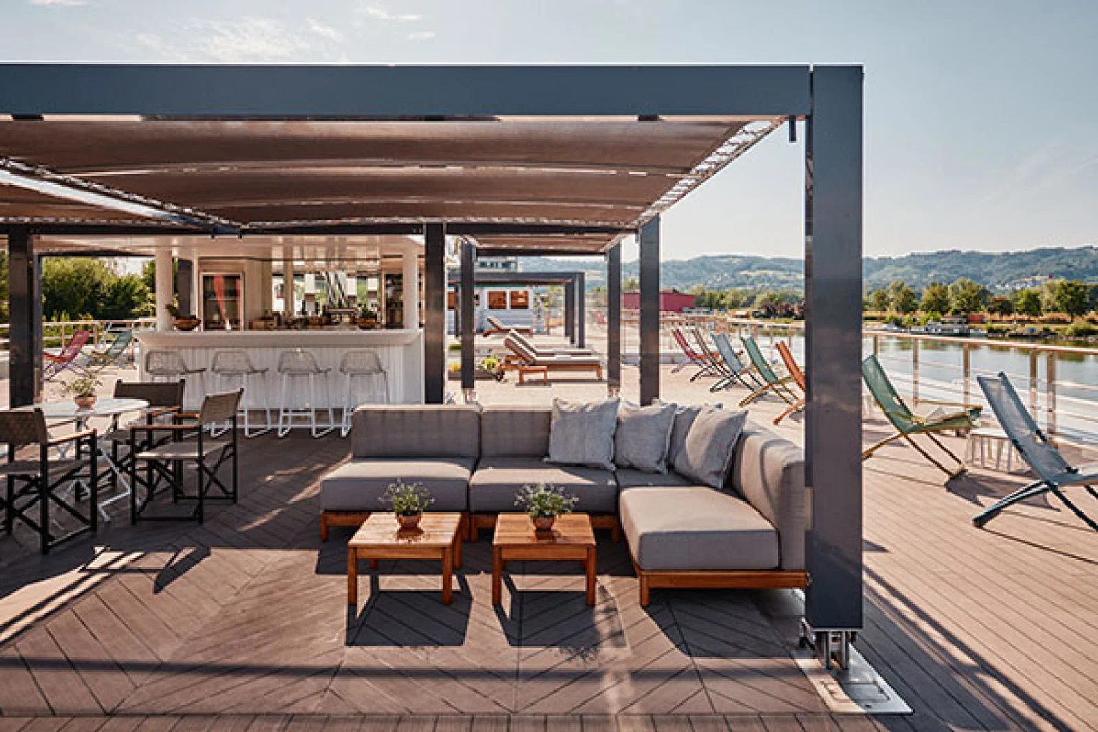 The relaxing Deck Bar on Riverside Mozart