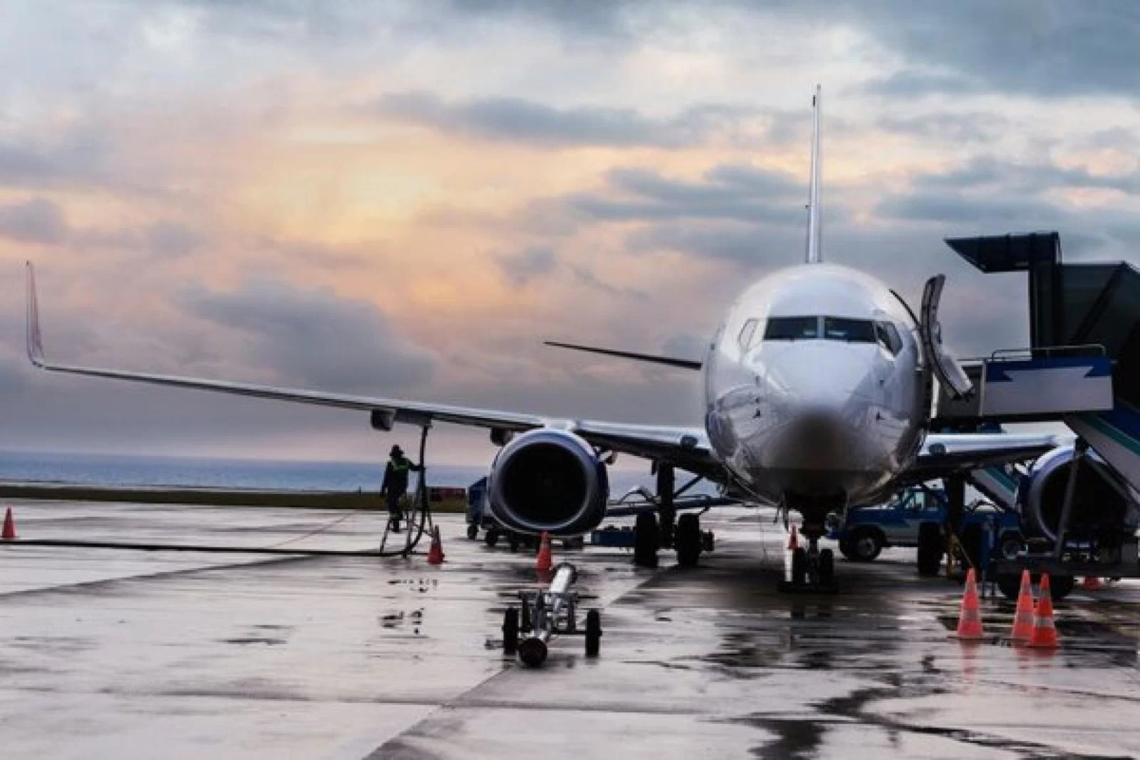 refuel_aircraft_iStock-497310630.jpg