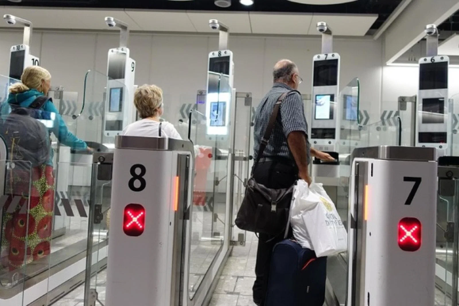 UK pushing for deal on EU passport e-gate access to cut airport wait times