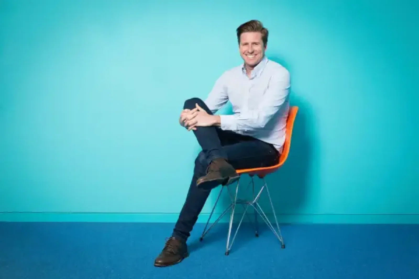 David_Ox_(On_a_chair)1.webp