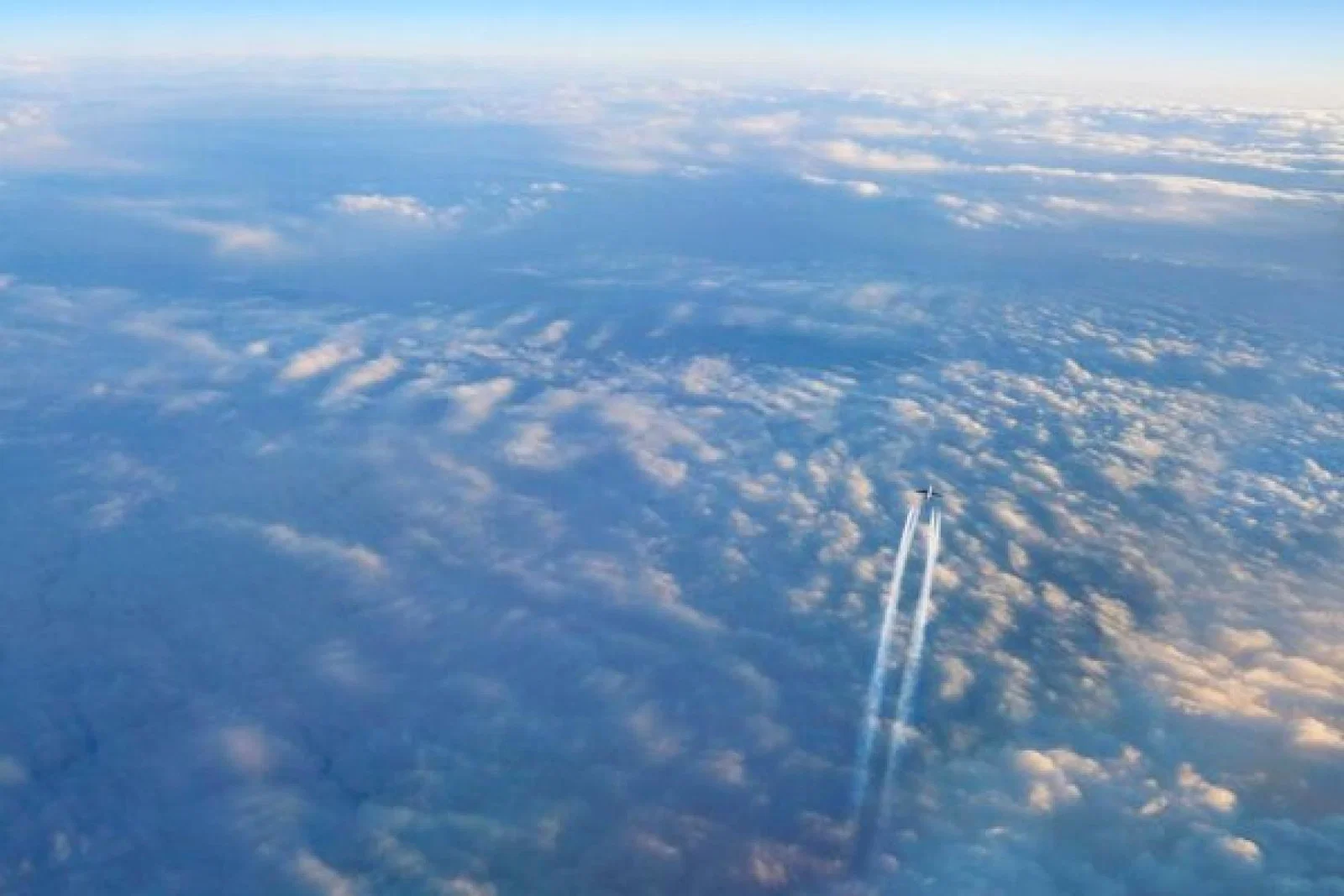 aircraft_plane_sky_clouds_contrail_wake_iStock-1941080728