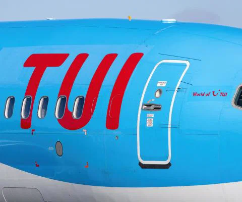 A Tui aircraft bearing the Tui logo