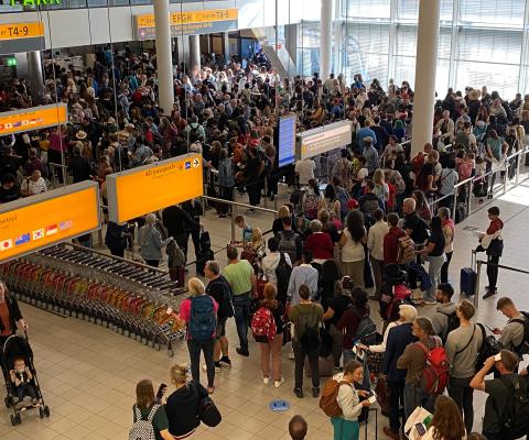 Amsterdam airport queues