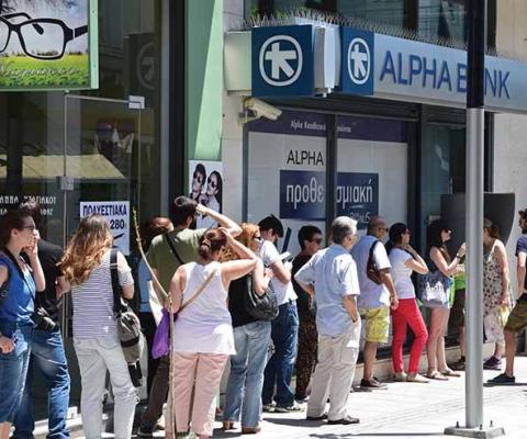 Greece cashpoint queue ThinkstockPhotos-483172296