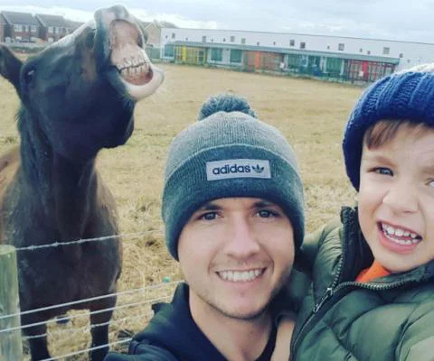 Photobombing_horse.jpg