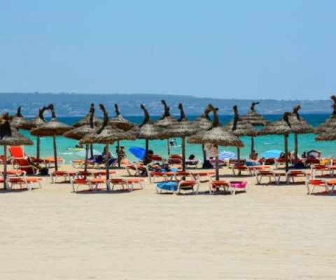tourists beach majorca ThinkstockPhotos-507117598