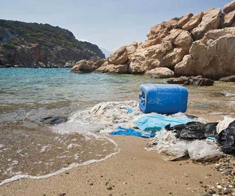 Pollution beach rubbish - Make Holidays Greener iStock_25922283