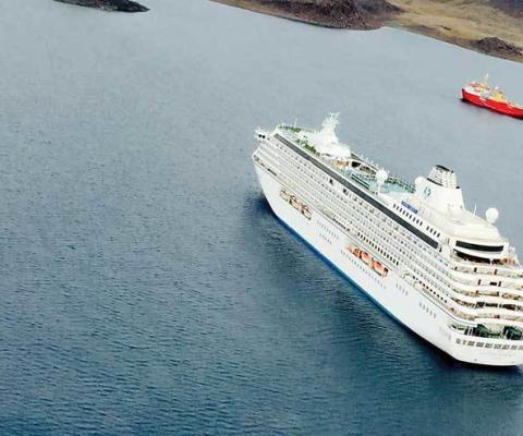Crystal-Serenity-Arrival-in-Ulukhaktok-credit-Katie-Jackson.jpg