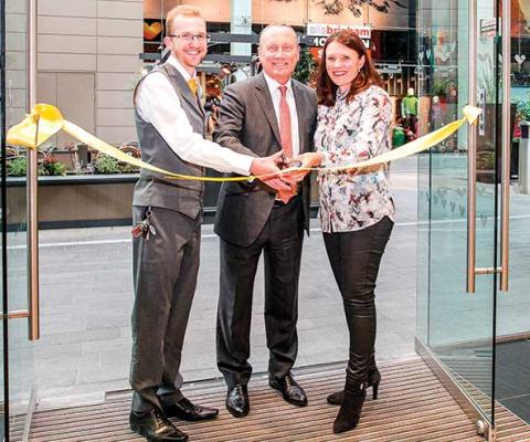 Chris-Mottershead-and-Kathryn-Darbandi-join-store-manager-Peter-Ryan-to-officially-open-Thomas-Cook-