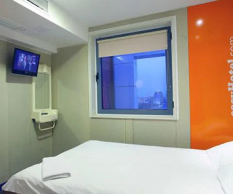 EasyHotel_web.jpg