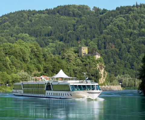 Amadeus_River_Cruises.jpg