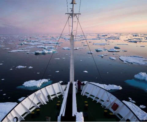 _Chris_Van_Hove_-_Courtesy_of_Aurora_Expeditions_-_Greenlan.jpg