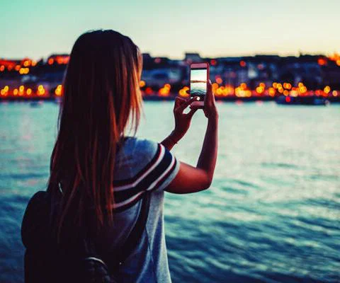 Solo traveller, iphone, selfie iStock-1089398894