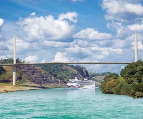 Norwegian_Jewel_Panama_Canal_web.jpg