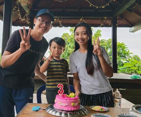 Kadek_with_his_wife__son.jpg