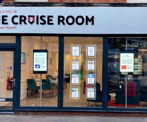 The_Cruise_Room_travel_agency.jpg