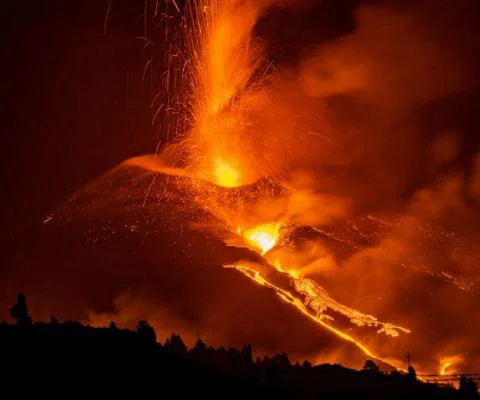 Eruptions by the Spanish island’s Cumbre Vieja volcano continue (Credit: iStock)