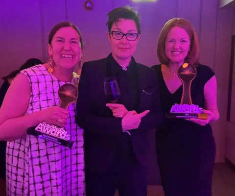 TravMedia_Awards_2022_April_and_Pip_with_Sue_Perkins.jpg