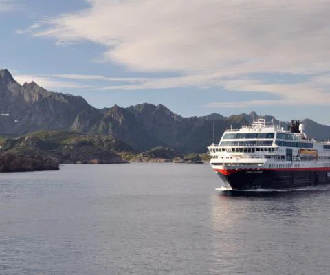 MS_Trollfjord_Hurtigruten_Norway._Photo_Hurtigruten_Norway_1.jpg