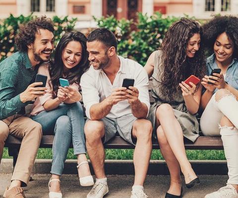 Group_of_friends_using_mobile_phones_METhumb.jpg