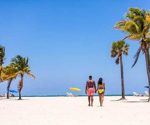 Couple-at-Crandon-Park-Beach_METhumb.jpg