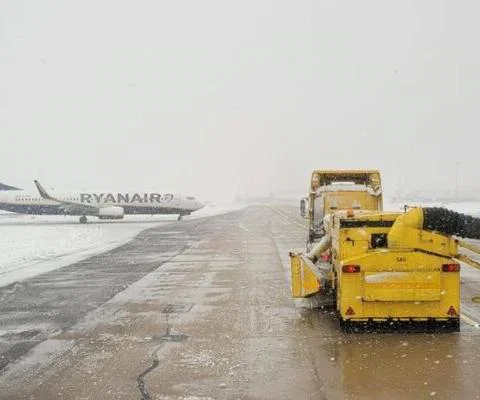 Birmingham Airport Snow March 2023 (Credit: @BHX_Official / Twitter)