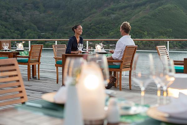 couple-dining-onboard