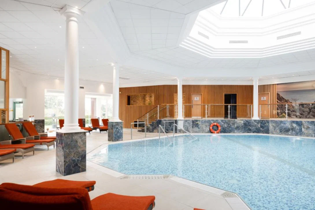 Swimming pool with columns round it