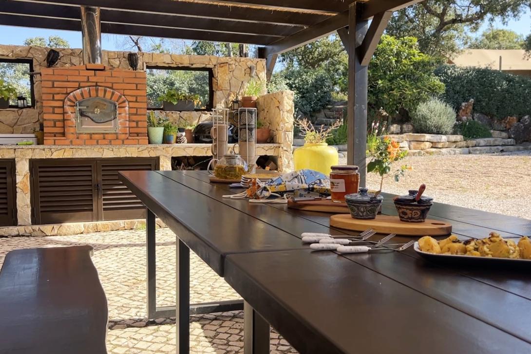 The outdoor breakfast, dining and kitchen area at Figs on the Funcho