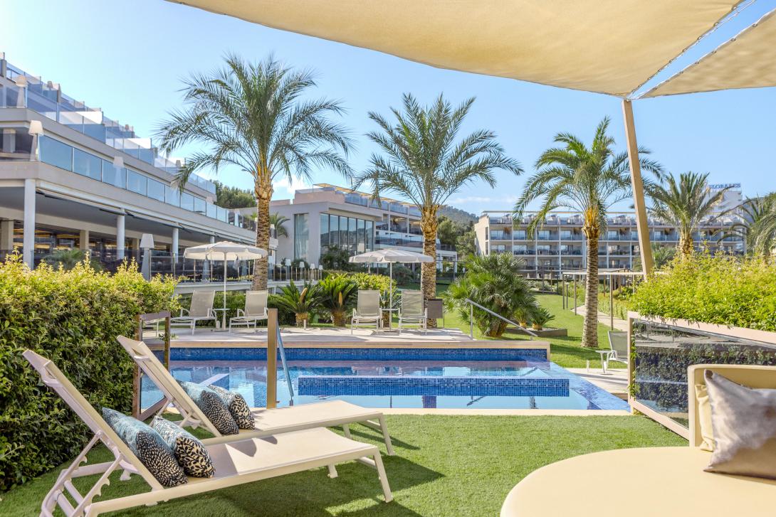 Swim-up suites at Zafiro Palace Palmanova