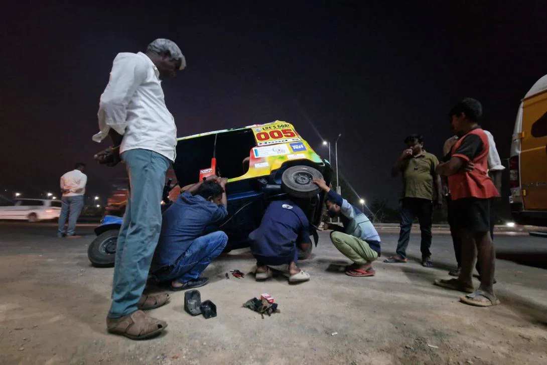 Local Indian men helping Jo repair her tuk-tuk Local Indian men helping Jo repair her tuk-tuk