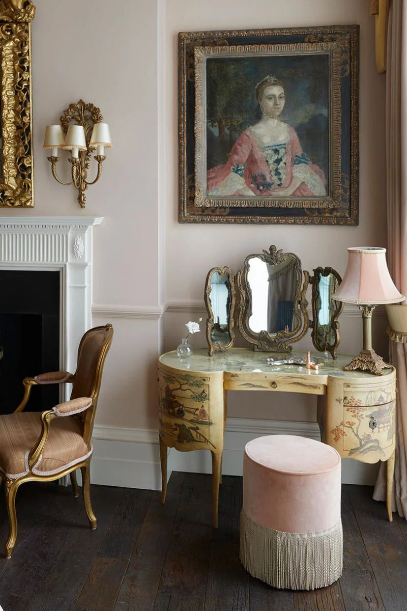 The boudoir feel of the Eliza room