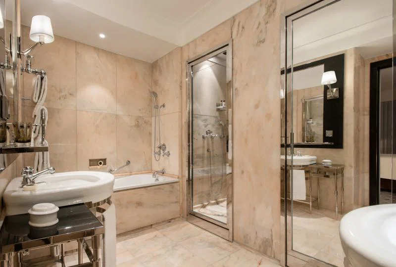 The 1950s theme is apparent in the beautiful marble bathroom