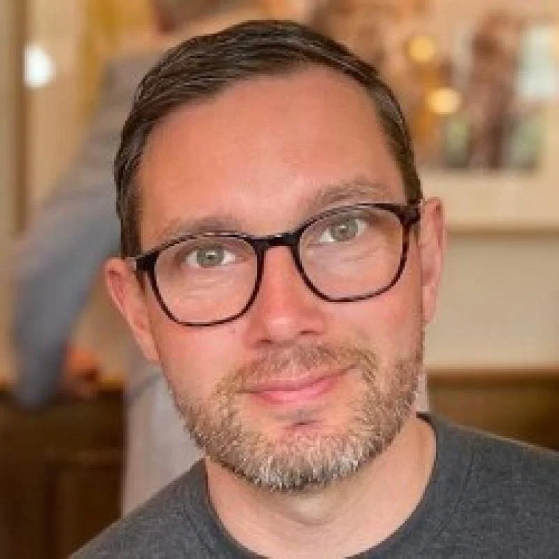 Commercial lead switches between villa brands